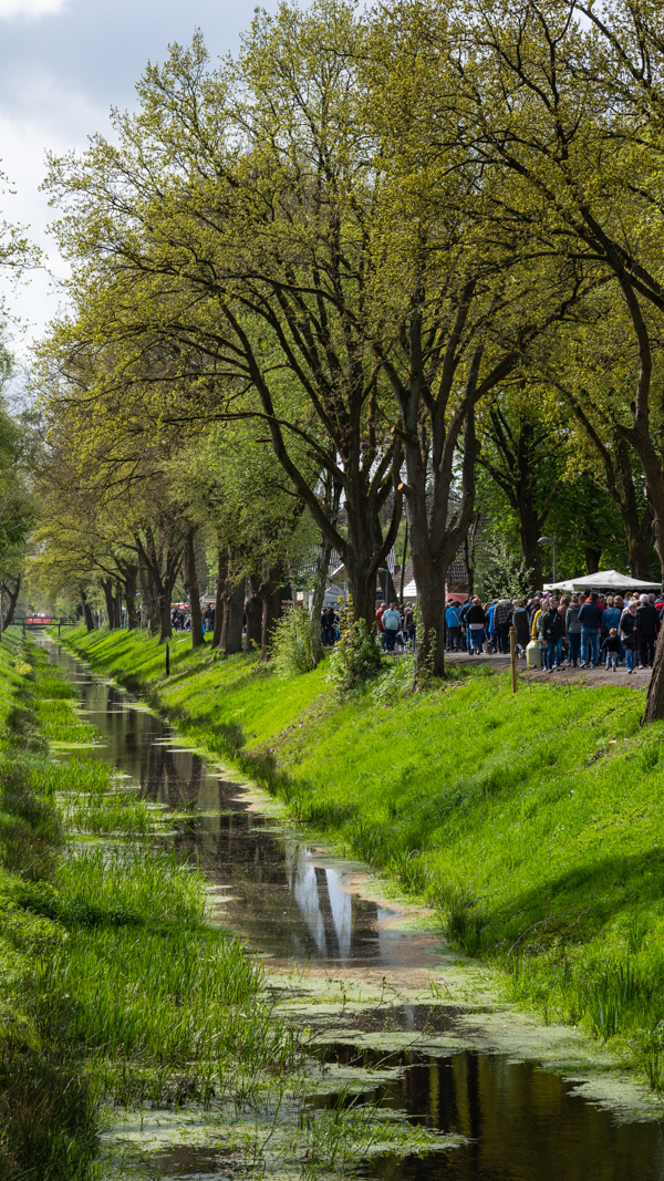 Der Oste-Hamme-Kanal beim Blütenfest in Gnarrenburg