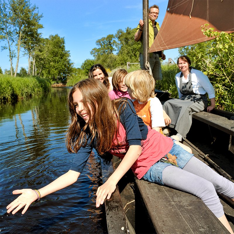 Familien bei einer Torfschiffahrt im Torfschiffhafen im Kolbecksmoor an der Kreuzkuhle in Gnarrenburg