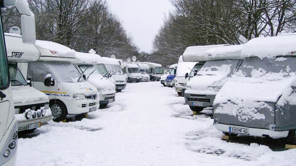 Wohnmobile im Schnee beim Wohnmobiltreffen im winterlichen Gnarrenburg