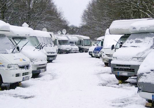 Wohnmobile im Schnee beim Wohnmobiltreffen des Touristik Gnarrenburg e.V. in Gnarrenburg